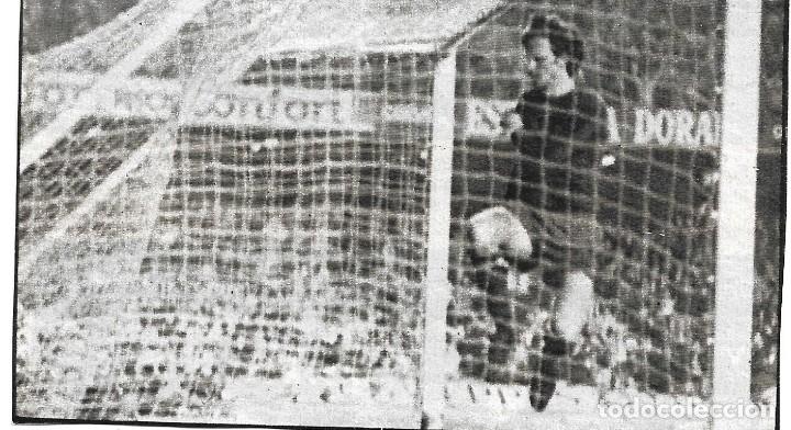 Coleccionismo deportivo: Recorte de CRUYFF saltando bajo la red. 1974