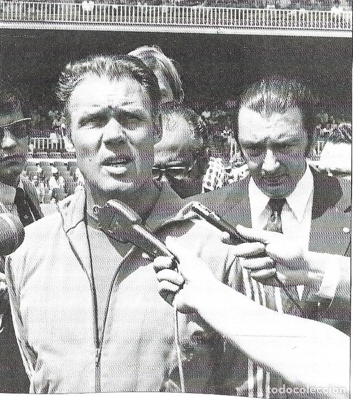 Collezionismo sportivo: Recorte del t&eacute;cnico RINUS MICHELS en una presentaci&oacute;n con el Bar&ccedil;a