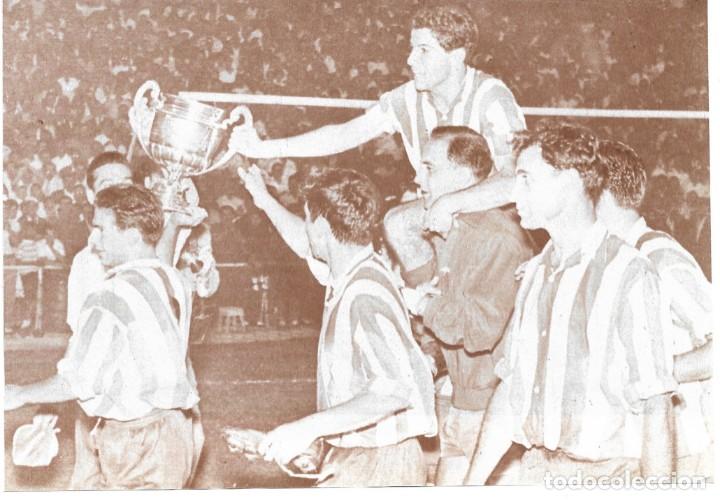 Collezionismo sportivo: ATL&Eacute;TICO DE MADRID: Recorte de COLLAR a hombros de sus compa&ntilde;eros tras ganar la Copa de 1960