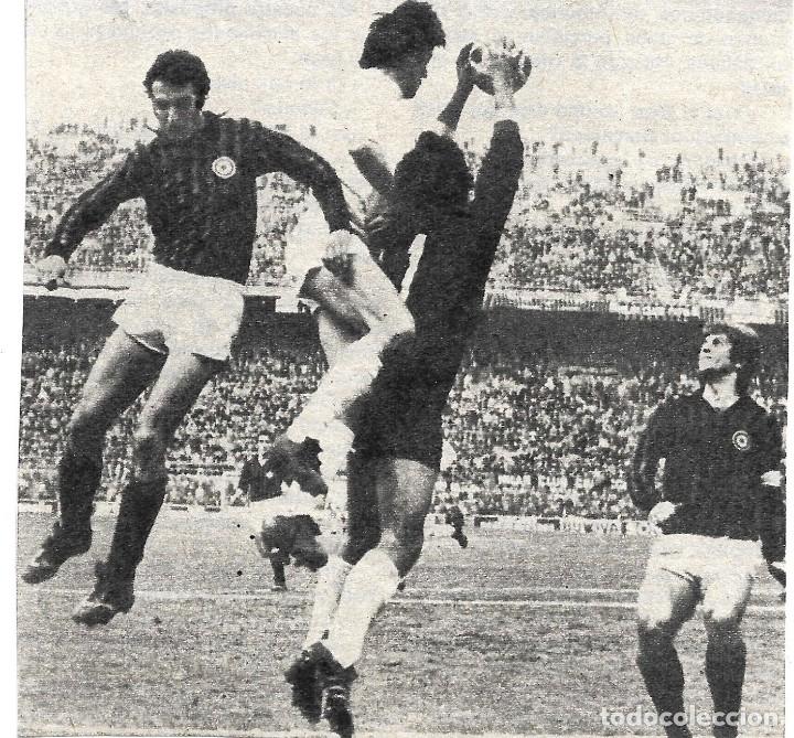 Coleccionismo deportivo: AC MILAN: Recorte de RIVERA a la expectativa. A&ntilde;os 70