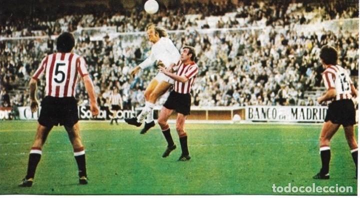 Coleccionismo deportivo: REAL MADRID: Gran recorte de NETZER disputando un bal&oacute;n de cabeza. 1975