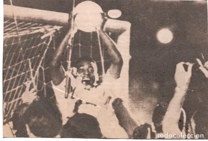 Coleccionismo deportivo: PEL&Eacute;: Recorte levantando el bal&oacute;n con el que marc&oacute; su gol n&uacute;mero 1000. 1969