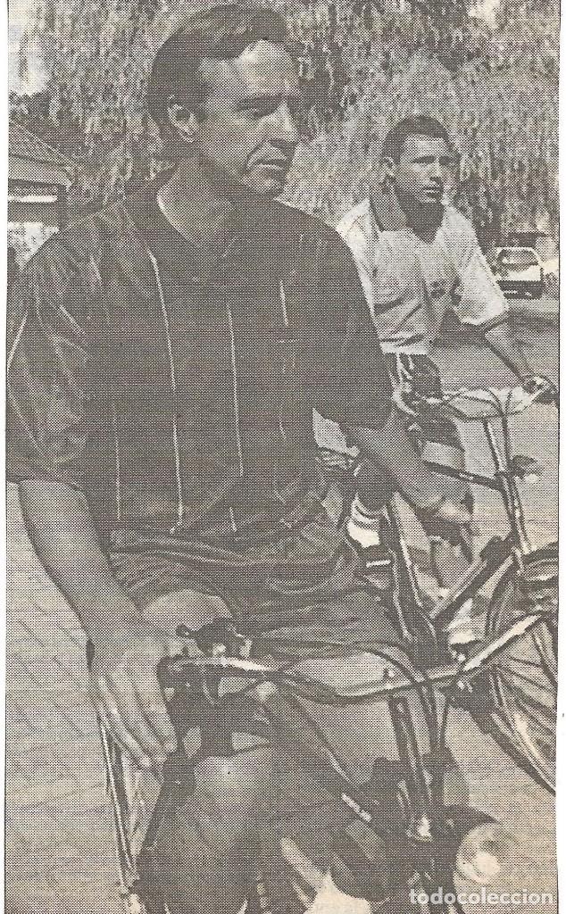 Coleccionismo deportivo: Recorte de CRUYFF en bicicleta
