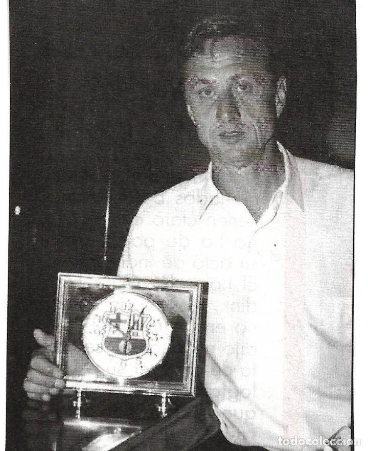 Coleccionismo deportivo: Recorte de CRUYFF recibiendo una distinci&oacute;n