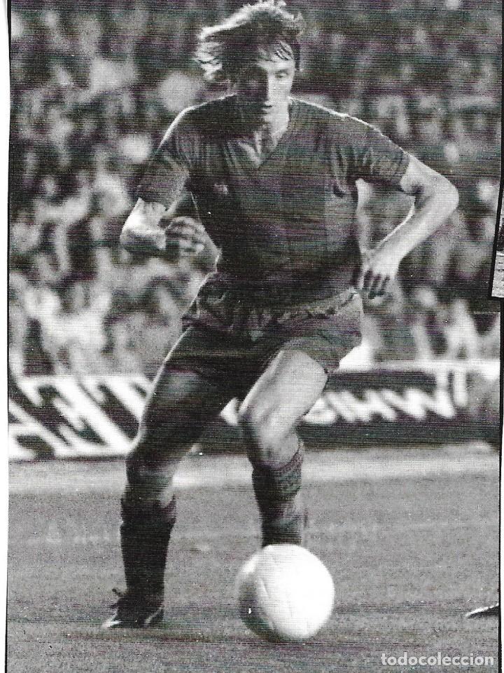 Coleccionismo deportivo: Recorte de CRUYFF en plena acci&oacute;n