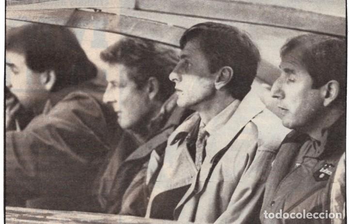 Coleccionismo deportivo: Recorte de CRUYFF en el banquillo - Foto 1