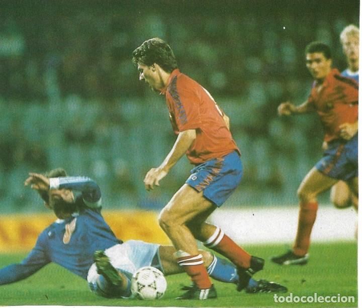 Coleccionismo deportivo: Recorte de LAUDRUP con una extra&ntilde;a camiseta barcelonista.