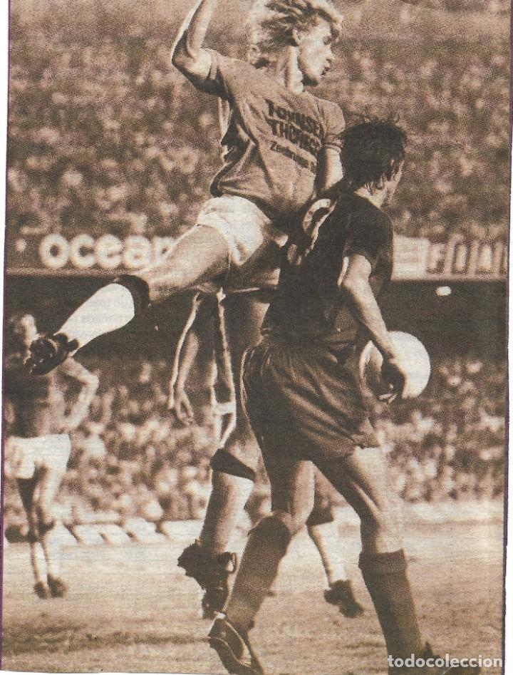 Collezionismo sportivo: Gran recorte de CRUYFF en un lance de un partido internacional.