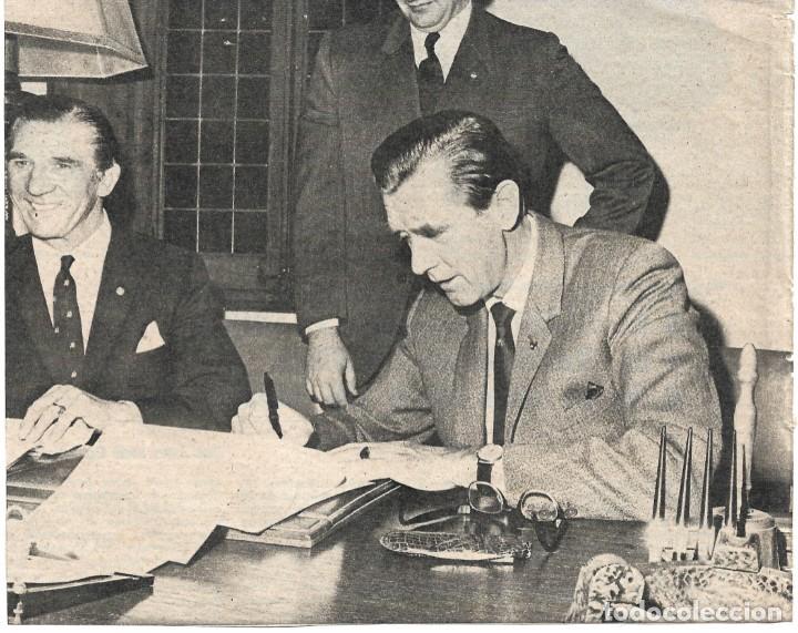 Sammelleidenschaft Sport: Gran recorte del t&eacute;cnico ingl&eacute;s VIC BUCKINGHAM firmando contrato por el BAR&Ccedil;A
