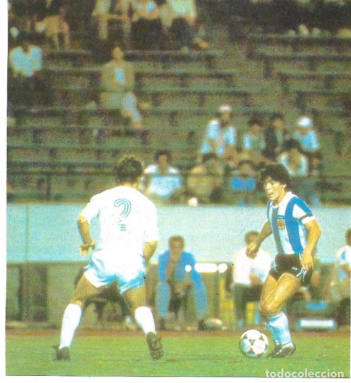 Collectionnisme sportif: Recorte de MARADONA encarando a un rival. A&ntilde;os 80