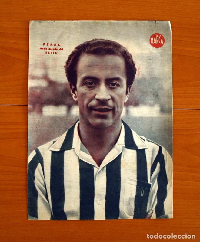 Coleccionismo deportivo: Betis - Peral Medio Derecho - L&aacute;mina de Marca a&ntilde;os 40 - Tama&ntilde;o 23,5x32 cm.