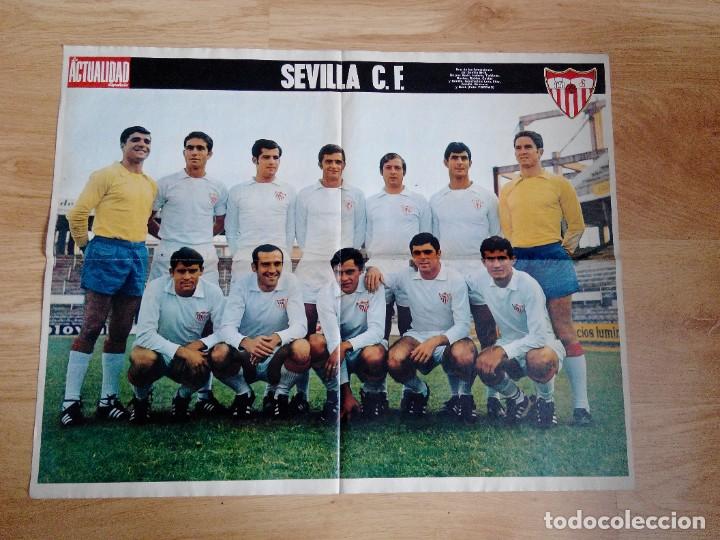 Coleccionismo deportivo: POSTER, SEVILLA C F, TEMPORADA 69-70, MIDE 67X 52 CM, REVISTA ACTUALIDAD