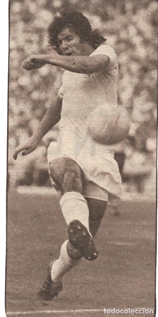 Coleccionismo deportivo: REAL MADRID: Recorte de SANTILLANA en acci&oacute;n. 1977