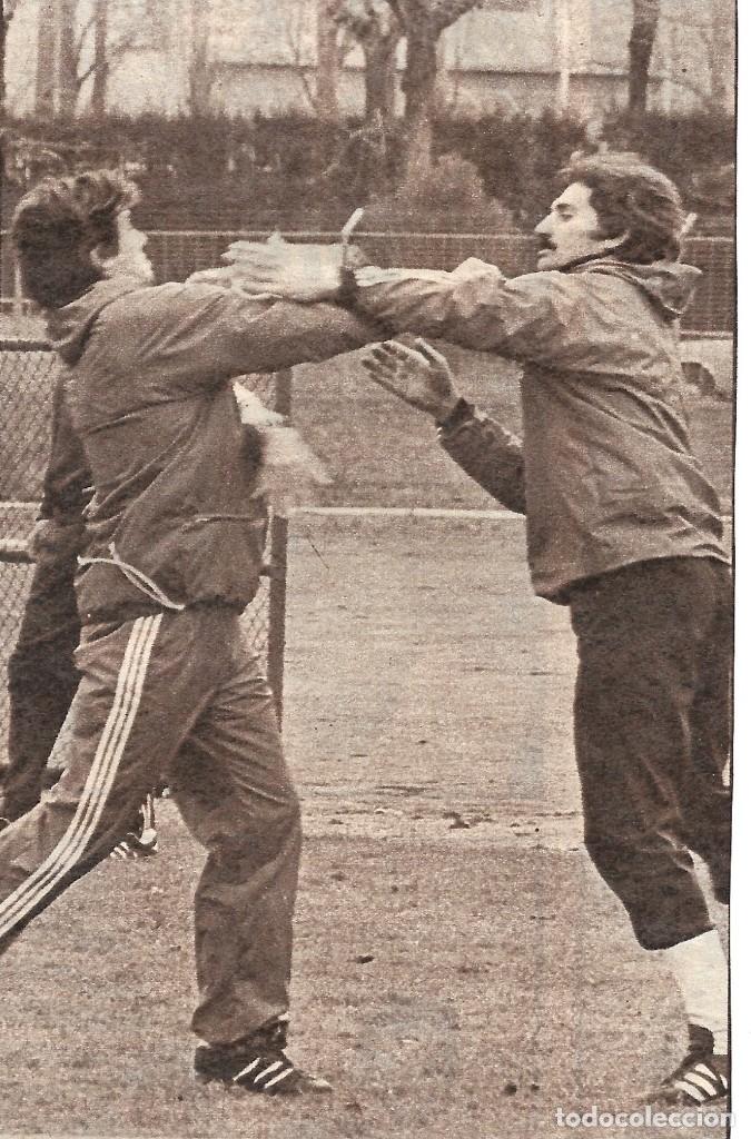 Coleccionismo deportivo: REAL MADRID: Recorte de MIGUEL &Aacute;NGEL entrenando. 1978