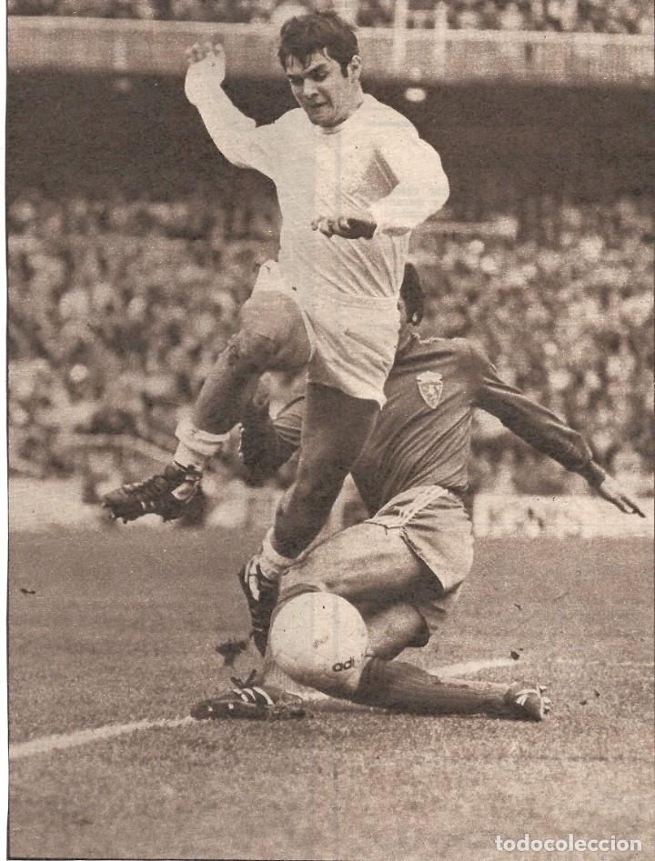 Coleccionismo deportivo: REAL MADRID: Gran recorte de CAMACHO en acci&oacute;n. 1977