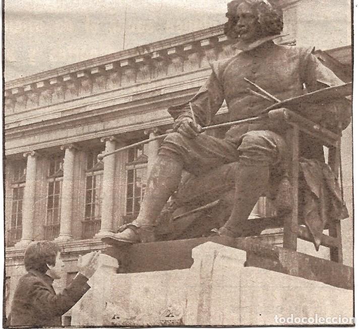 Sammelleidenschaft Sport: REAL MADRID: Recorte de VEL&Aacute;ZQUEZ junto a la estatua del otro VEL&Aacute;ZQUEZ, junto al Museo Del Prado