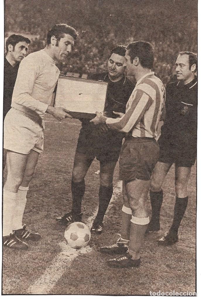 Collezionismo sportivo: VALENCIA CF: Recorte de PAQUITO junto a Calleja.1971