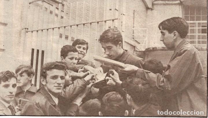 Coleccionismo deportivo: REAL MADRID: Recorte de VEL&Aacute;ZQUEZ firmando aut&oacute;grafos. A&ntilde;os 60