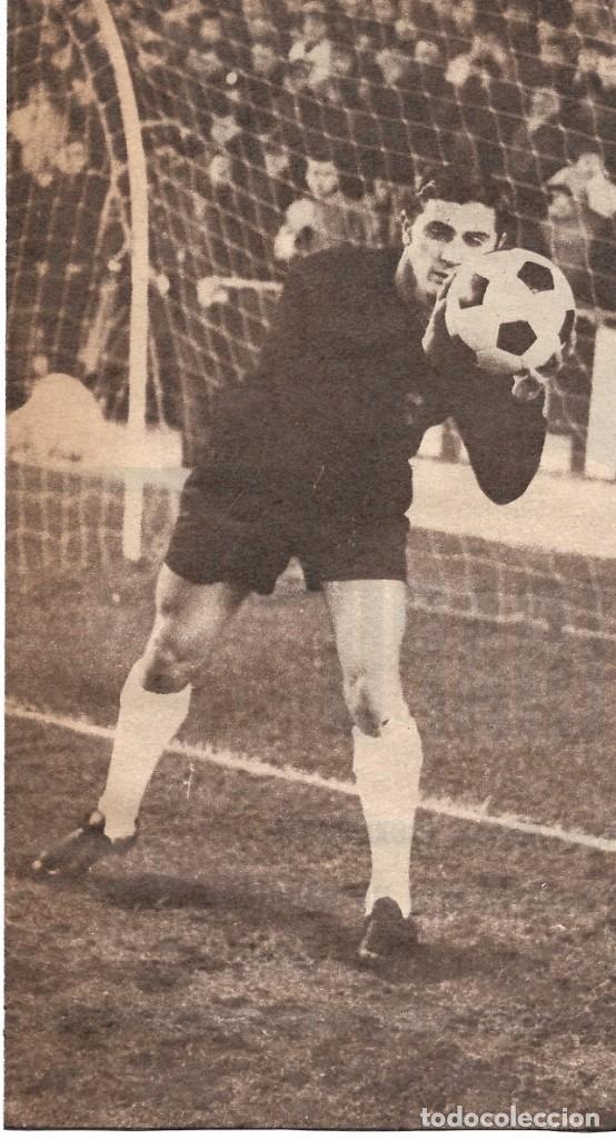 Coleccionismo deportivo: REAL MADRID: Gran recorte de MIGUEL &Aacute;NGEL muy joven