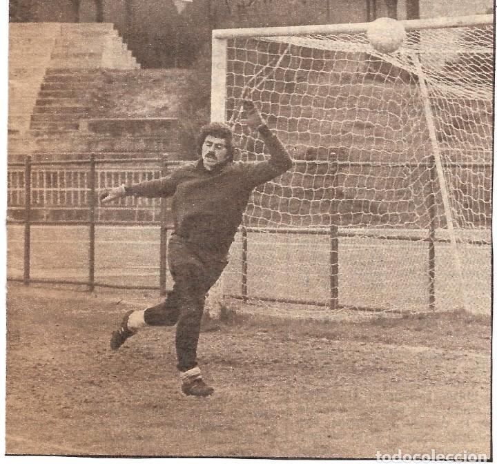 Coleccionismo deportivo: REAL MADRID: Recorte de MIGUEL &Aacute;NGEL entrenando. 1977