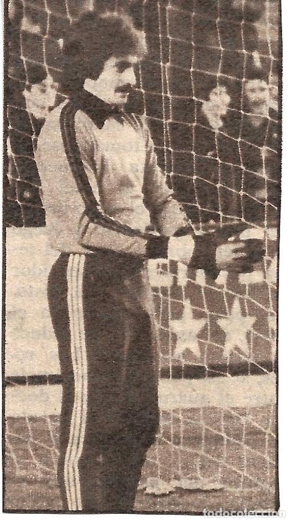 Coleccionismo deportivo: REAL MADRID: Recorte de MIGUEL &Aacute;NGEL calz&aacute;ndose los guantes. 1977