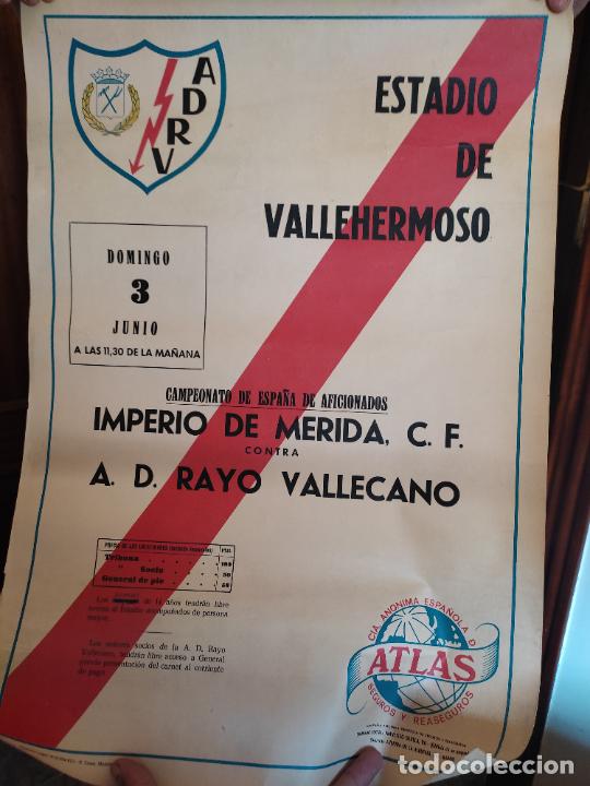 Coleccionismo deportivo: RAYO VALLECANO VS IMPERIO MERIDA C F CARTEL A&Ntilde;OS 70 ORIGINAL CAMPEONATO AFICIONADOS 61 X 43 CM