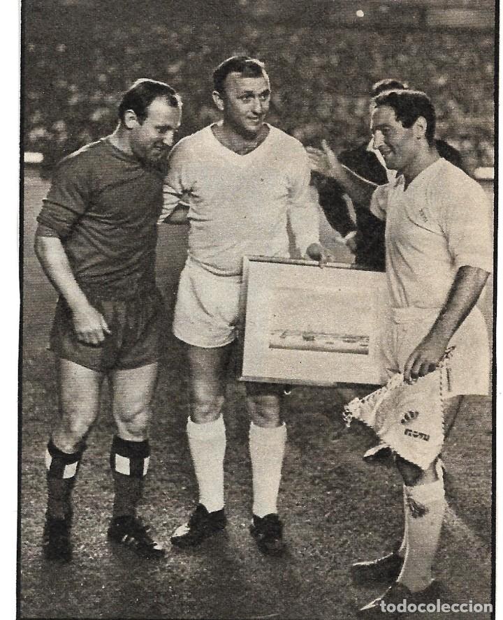 Coleccionismo deportivo: REAL MADRID: Recorte de SANTAMAR&Iacute;A y GENTO con Uwe Seeler