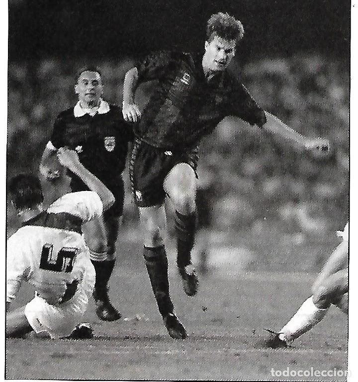 Coleccionismo deportivo: Recorte de LAUDRUP sorteando a un rival