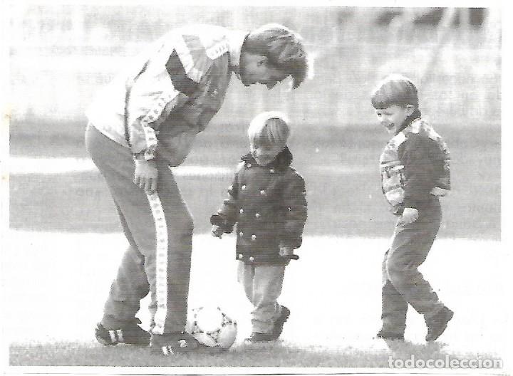 Coleccionismo deportivo: Recorte de LAUDRUP con unos ni&ntilde;os