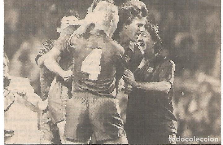 Coleccionismo deportivo: Recorte de LAUDRUP felicitado tras marcar un gol