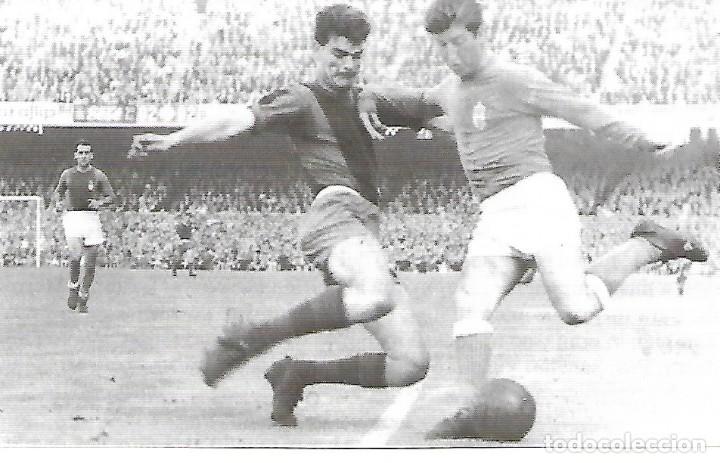 Coleccionismo deportivo: REAL OVIEDO: Recorte de LALO en pugna con el barcelonista Gensana