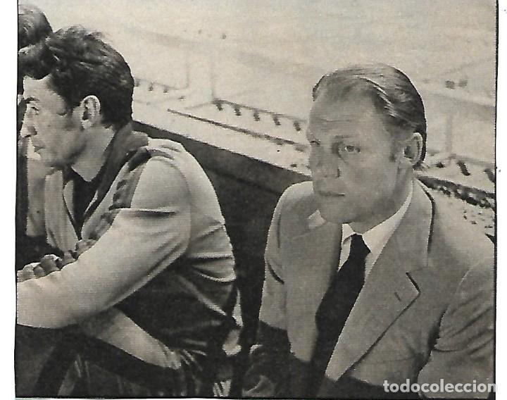 Collezionismo sportivo: BAR&Ccedil;A: Recorte de RINUS MICHELS junto a SADURN&Iacute; en el banquillo.