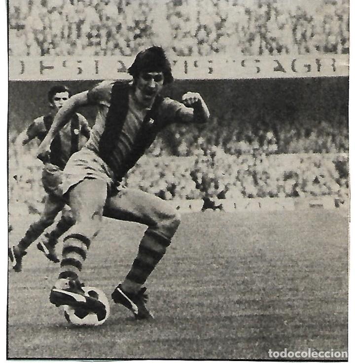 Coleccionismo deportivo: BAR&Ccedil;A: Recorte de CRUYFF en acci&oacute;n - Foto 1