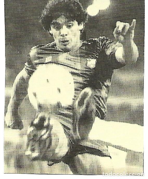 Collezionismo sportivo: BAR&Ccedil;A: Recorte de DIEGO ARMANDO MARADONA disputando un bal&oacute;n