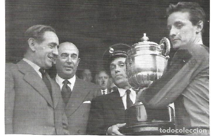 Collezionismo sportivo: BAR&Ccedil;A: Recorte de GONZALVO III con la Copa de 1953
