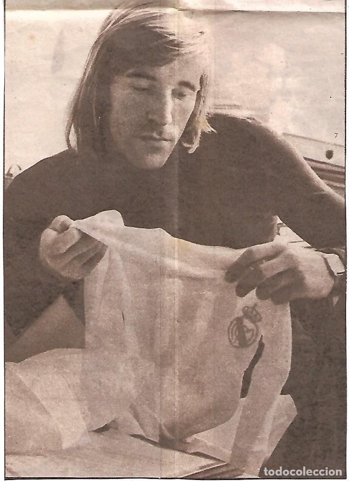 Collezionismo sportivo: Gran recorte de GUNTER NETZER contemplando la camiseta del REAL MADRID. 1973