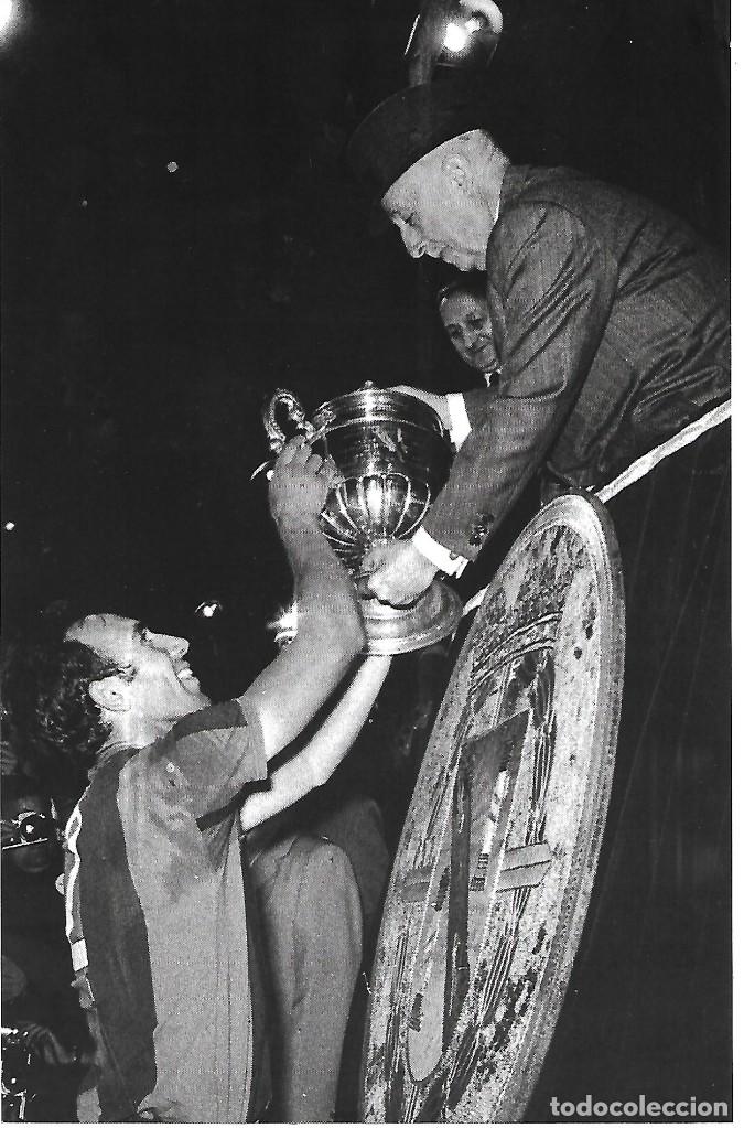 Sammelleidenschaft Sport: BAR&Ccedil;A: L&aacute;mina de QUIMET RIF&Eacute; recibiendo la Copa del 71 de manos de FRANCO