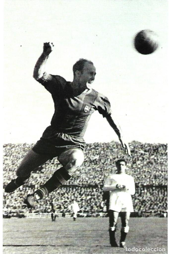 Coleccionismo deportivo: BAR&Ccedil;A: L&aacute;mina de C&Eacute;SAR rematando de cabeza - Foto 1