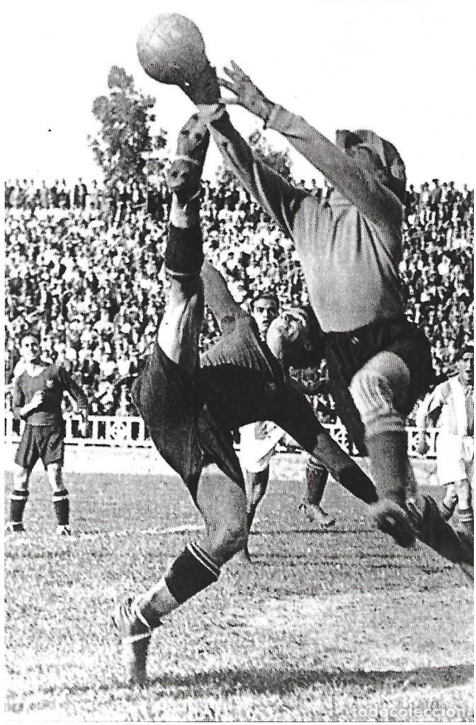 Coleccionismo deportivo: BAR&Ccedil;A: L&aacute;mina de SAMITIER disputando un bal&oacute;n - Foto 1
