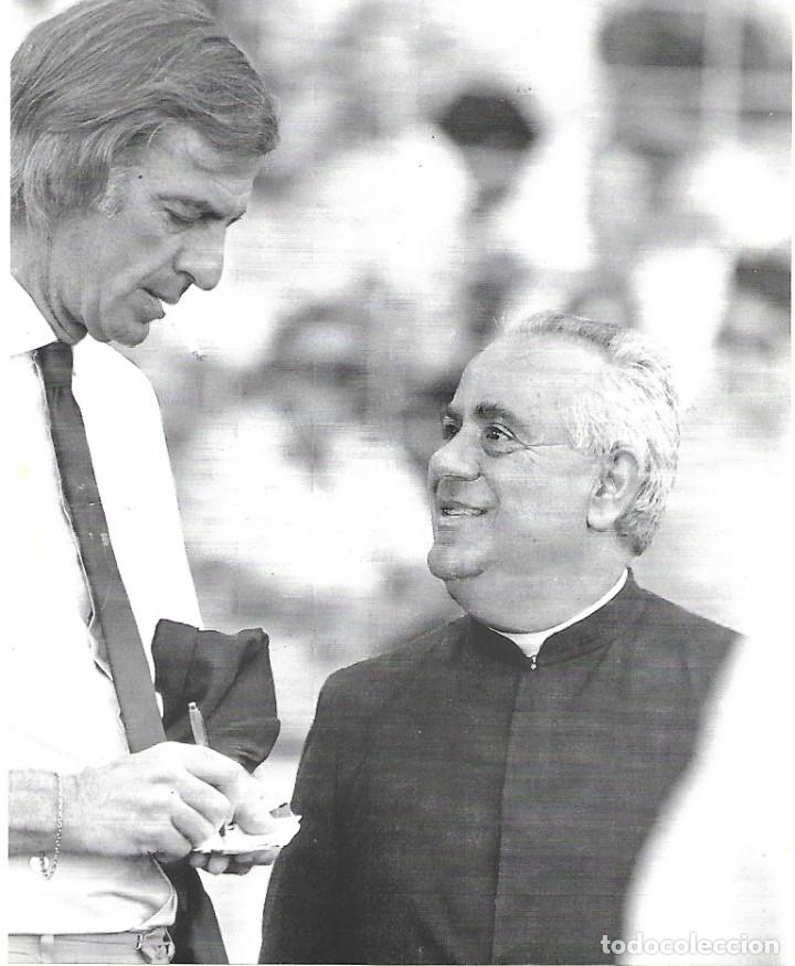 Collectionnisme sportif: BAR&Ccedil;A: L&aacute;mina de C&Eacute;SAR LU&Iacute;S MENOTTI con un sacerdote