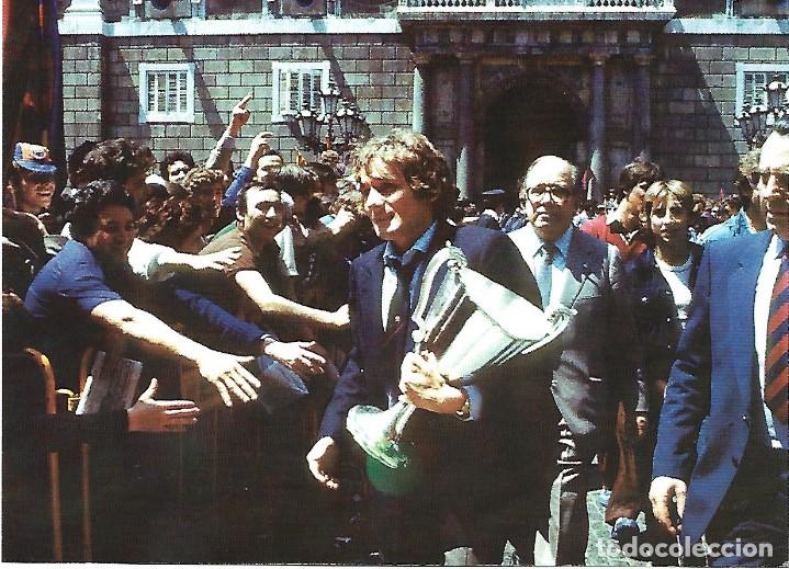 Collectionnisme sportif: BAR&Ccedil;A: L&aacute;mina de SIMONSEN con la Recopa de 1982 en la Pla&ccedil;a Sant Jaume