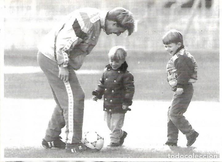 Sammelleidenschaft Sport: Recorte de LAUDRUP con unos ni&ntilde;os