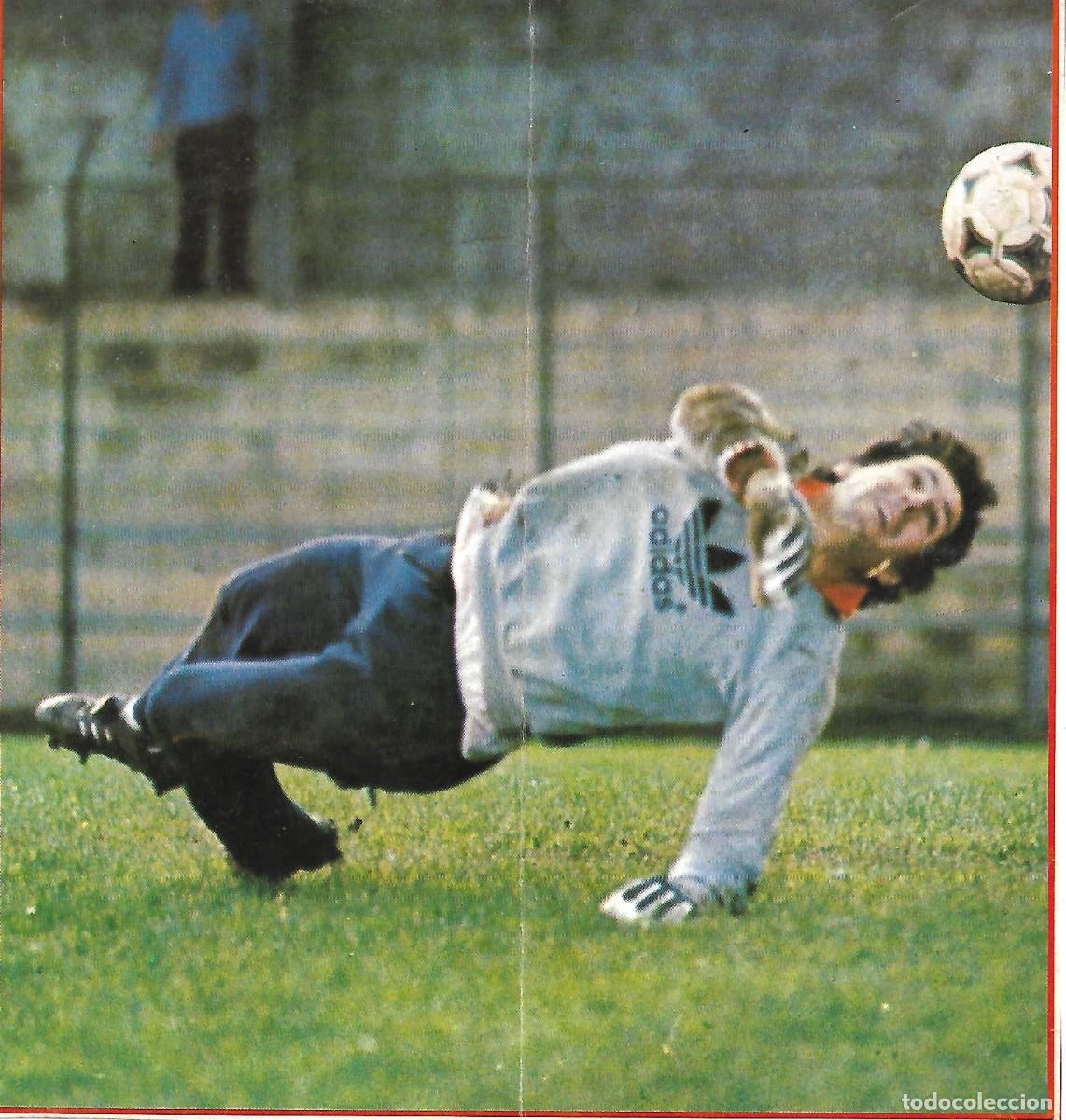 Coleccionismo deportivo: REAL SPORTING DE GIJ&Oacute;N: Gran recorte de Juan Carlos ABLANEDO en acci&oacute;n. A&ntilde;os 80