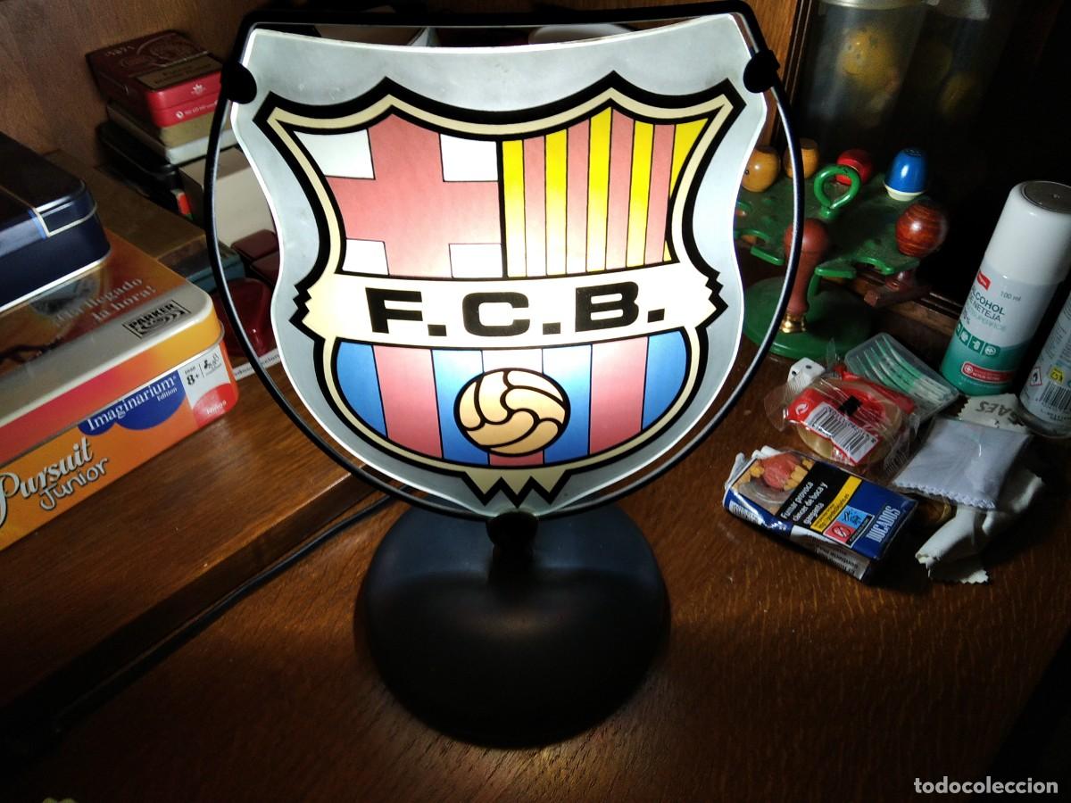 Collezionismo sportivo: PANTALLA DE CRISTAL ILUMINACI&Oacute;N CON BASE MET&Aacute;LICO DEL ESCUDO DE F.C.B.FUTBOL CLUB (28,5cm. x 23cm.)