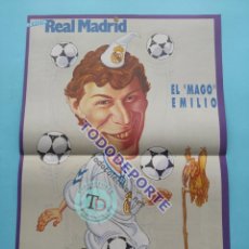 Colecionismo desportivo: POSTER EMILIO BUTRAGUEÑO 90/91 REVISTA OFICIAL REAL MADRID 1981 CARICATURA EL BUITRE. Lote 374905119