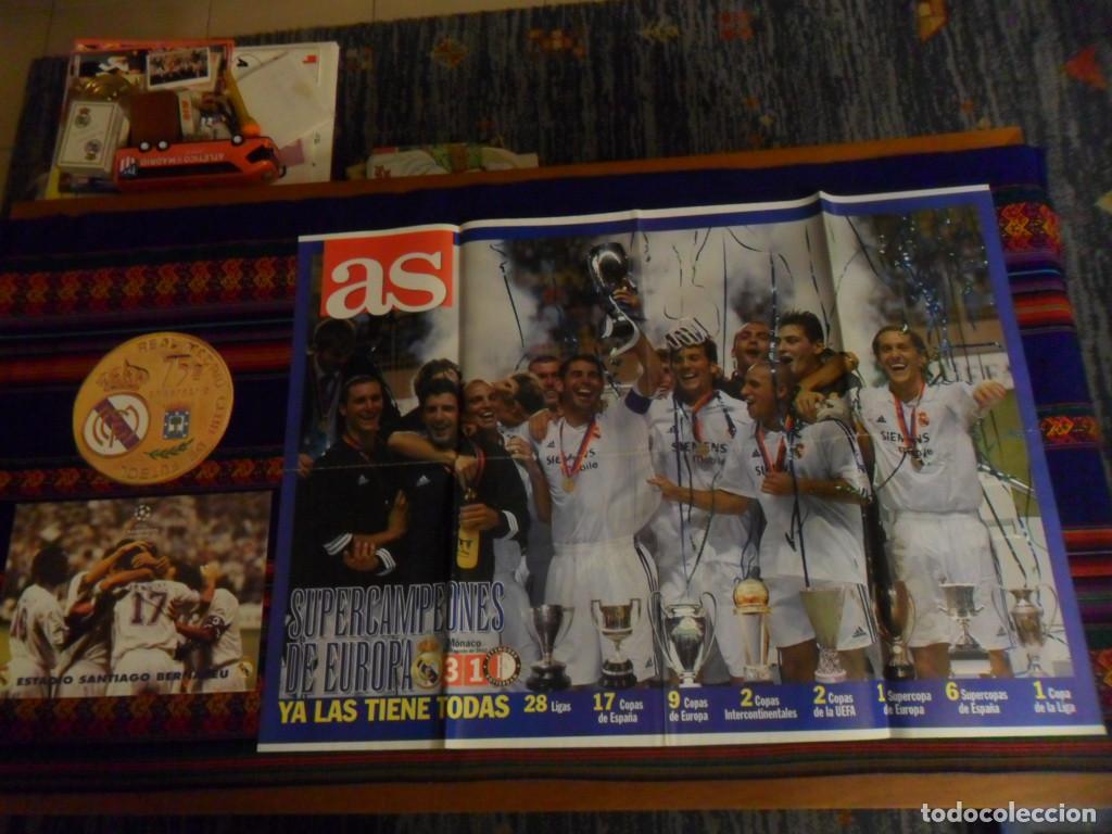 Collezionismo sportivo: CARTEL REAL MADRID CAMPE&Oacute;N SUPERCOPA DE EUROPA 2002 VS FEYENOORD. AS. CON DOS REGALOS.