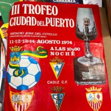 Coleccionismo deportivo: CARTEL III TROFEO FUTBOL CIUDADL DEL PUERTO 1974 - CADIZ - SEVILLA- PORTUENSE - SAN FERNANDO - 70X50