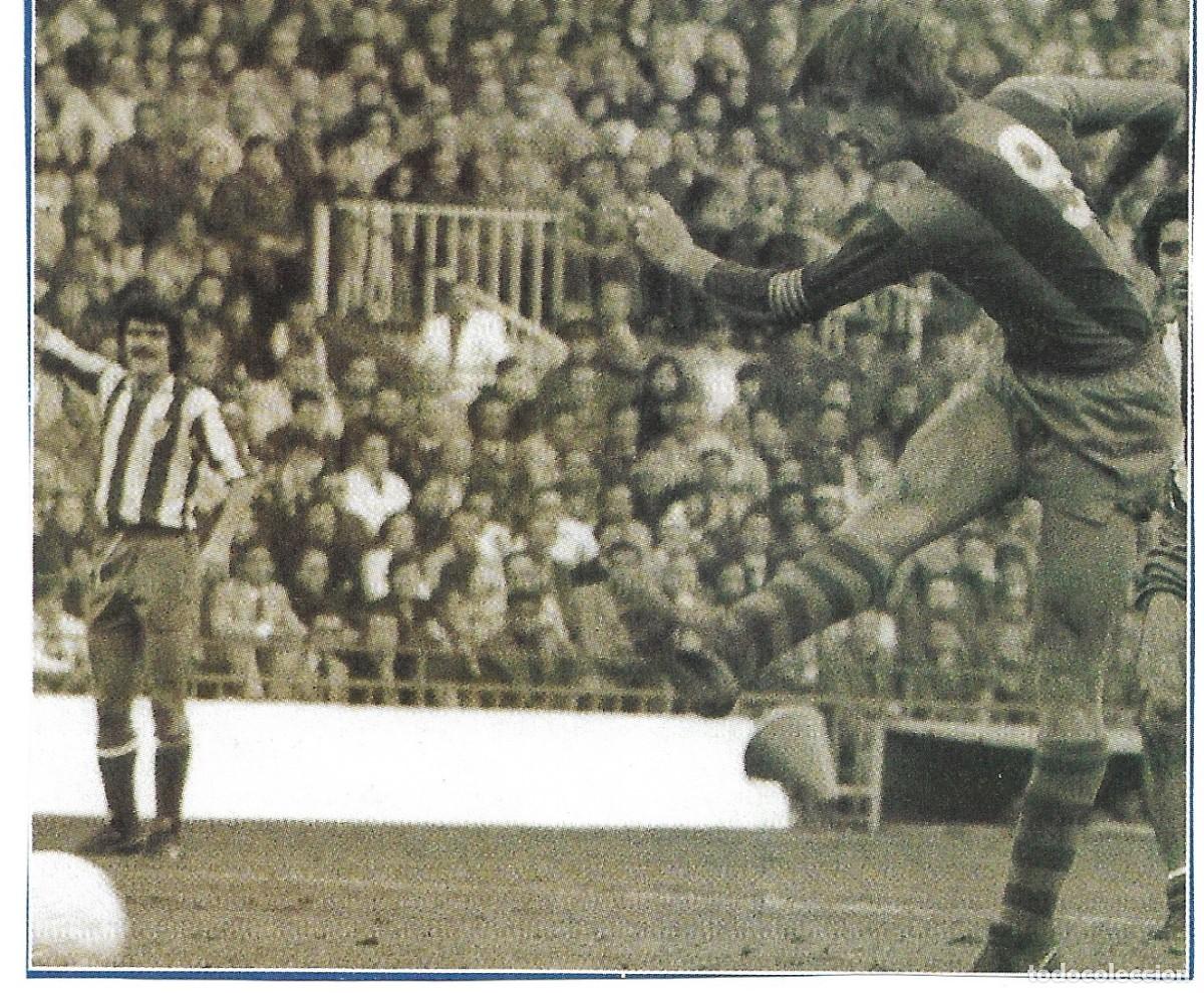 Coleccionismo deportivo: BAR&Ccedil;A: Recorte de CRUYFF chutando. - Foto 1