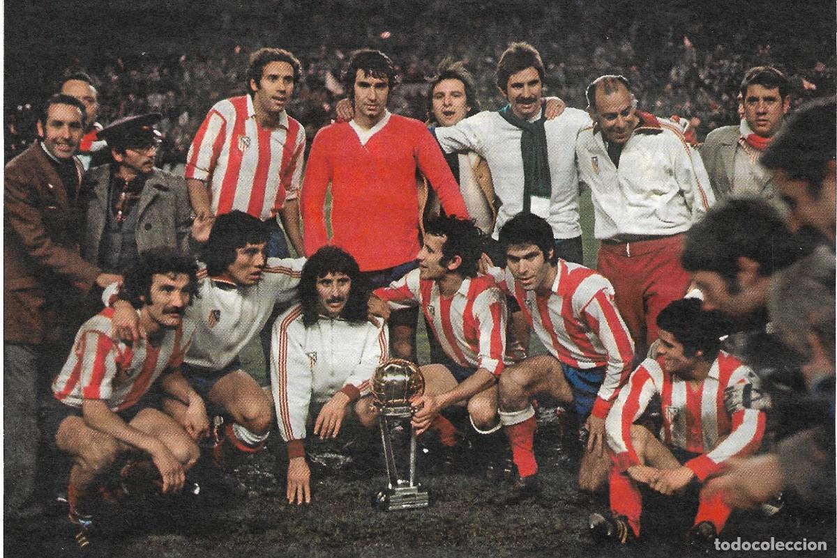 Collectionnisme sportif: ATL&Eacute;TICO DE MADRID: Gran recorte de varios jugadores posando con la Copa Intercontinental