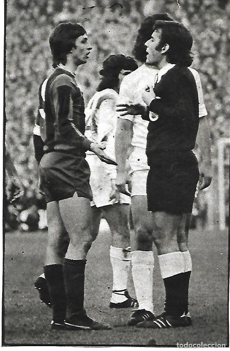 Coleccionismo deportivo: BAR&Ccedil;A: Recorte de CRUYFF protestando al &aacute;rbitro. 1975 - Foto 1